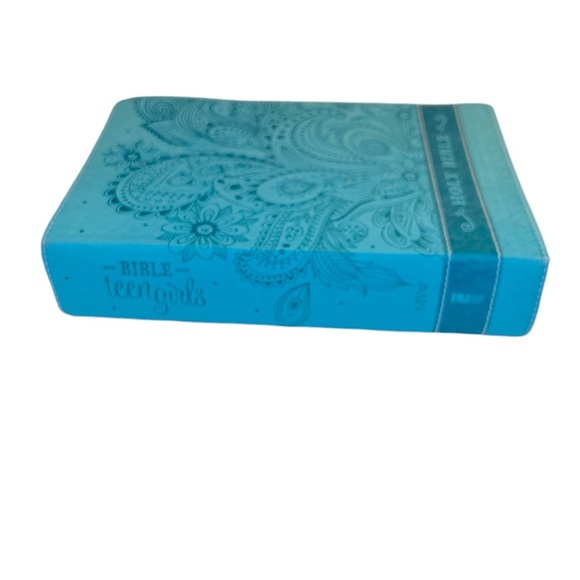 NIV Bible For‎ Teen Girls Teal Embossed Built in Bookmark - Picture 2 of 5